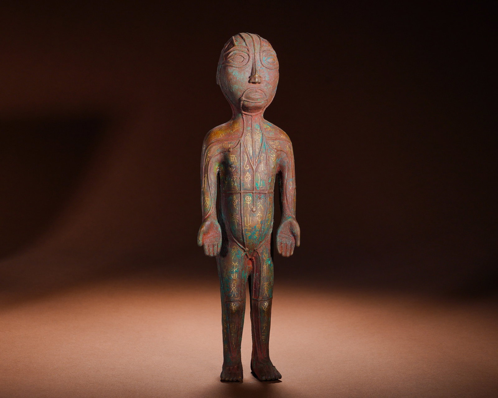 BRONZE FIGURES WITH GOLD INSCRIPTIONS AND HUMAN FIGURES WITH ACUPUNCTURE FROM THE WARRING STATES
