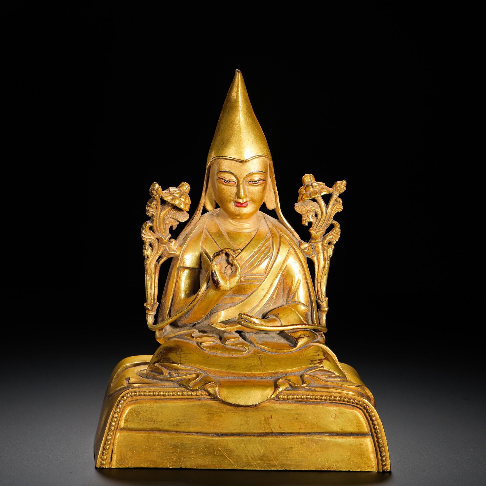 A GILDED BRONZE STATUE OF MASTER TSONGKHAPA FROM THE QING DYNASTY