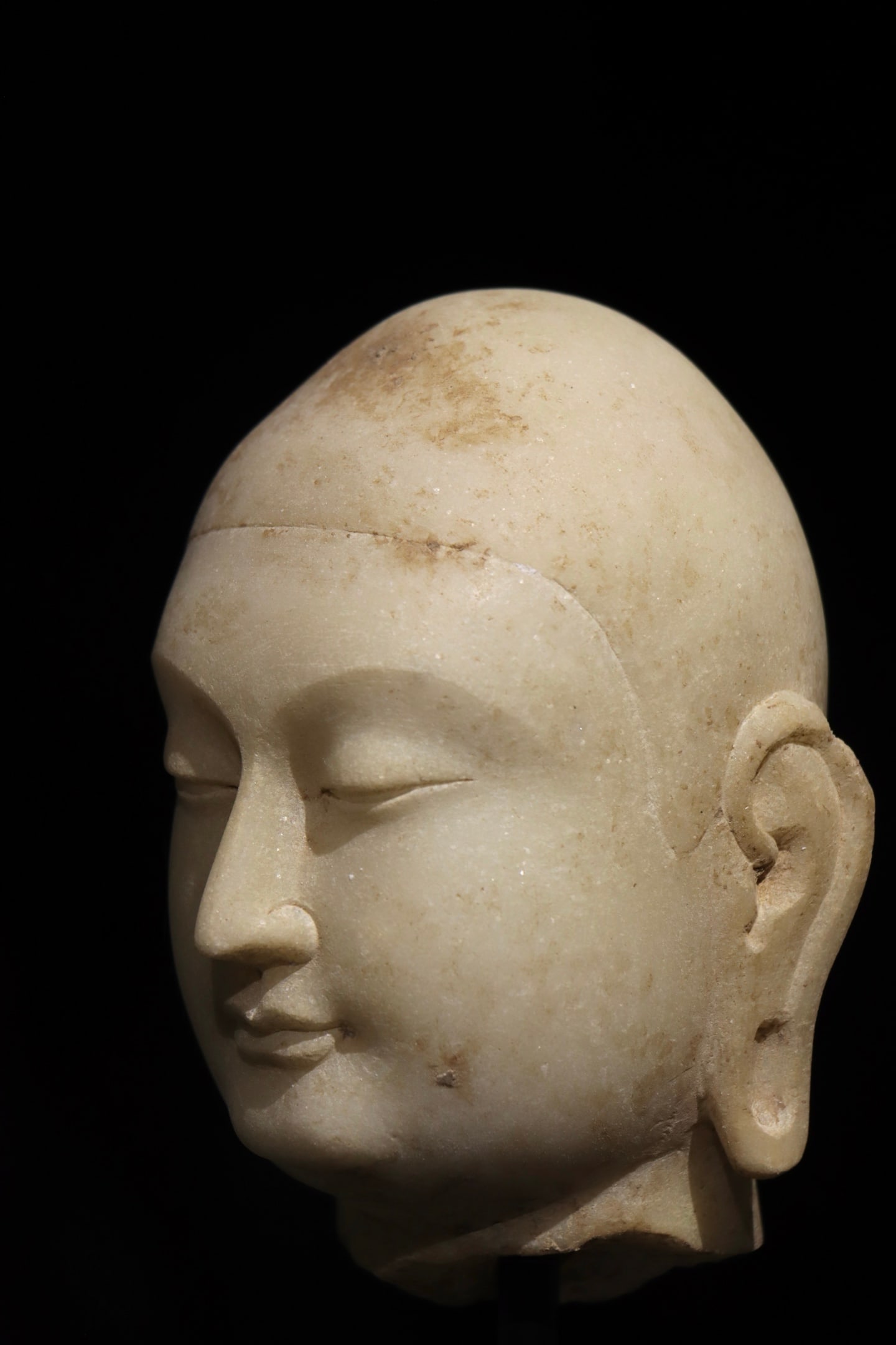 TANG DYNASTY WHITE MARBLE BUDDHA HEAD: Dimensions without base Height:13cm (5.12in)White marble Buddha head, plain without crown, traditional Chinese stone Buddhist carving
