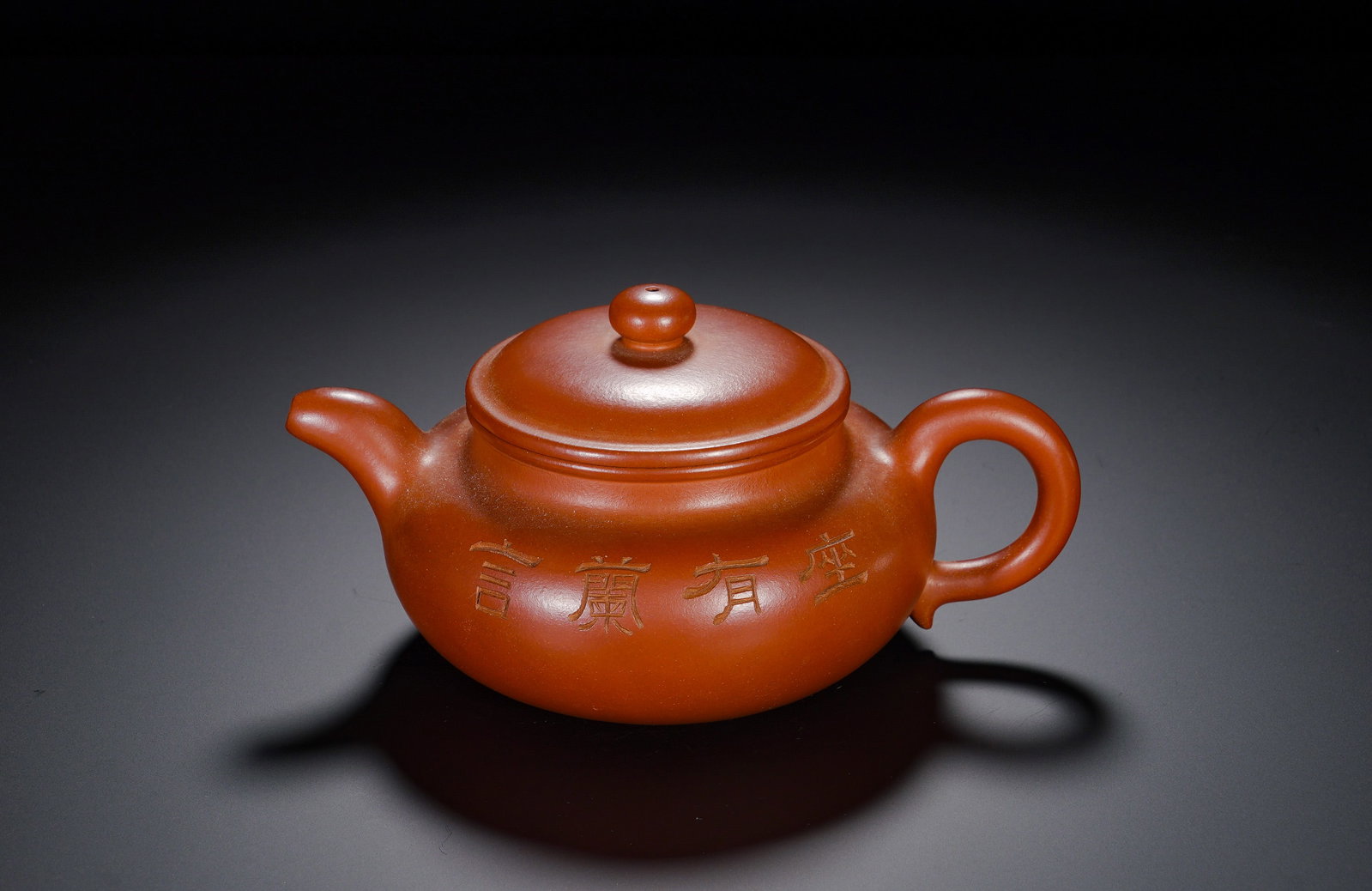 GU JINGZHOU MADE RED CLAY TEAPOTS: Height:9cm(3.54in), Width:18cm(7.09in), Weight:320g (0.706lb)The elegant unadorned silhouette, refined clay texture and integrated calligraphy make it a landmark literati teapot, frequently featured i
