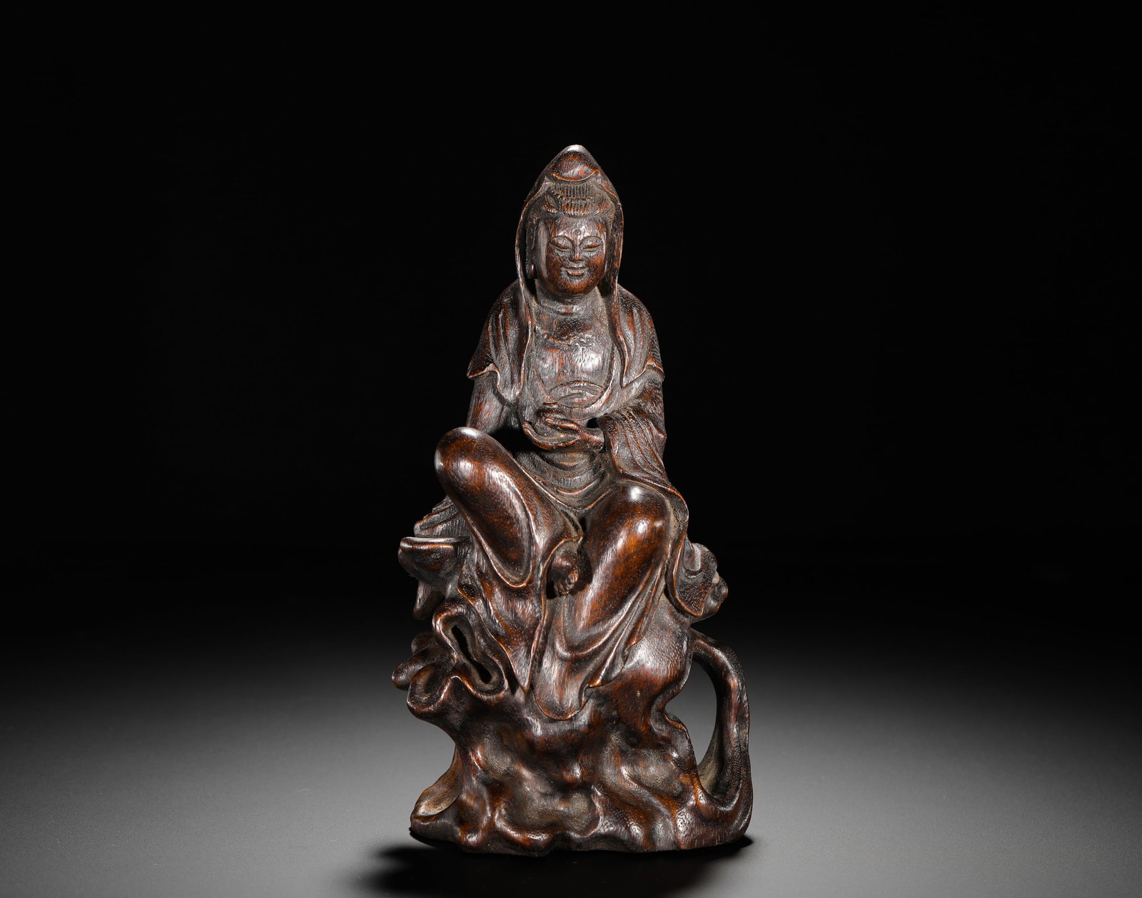 A SITTING STATUE OF THE FREE-SPIRITED GUANYIN IN OLD AGARWOOD FROM THE QING DYNASTY
