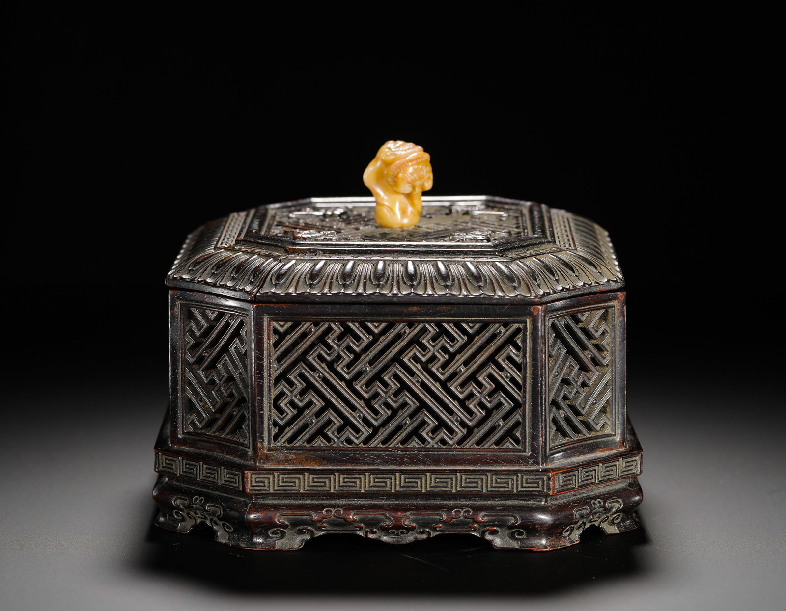 A PURPLE SANDALWOOD INCENSE BOX WITH A TEN-THOUSAND-CHARACTER PATTERN IN THE QING DYNASTY: Height: 13cm(5.12in) Width: 16cm(6.30in) Weight: 390g(0.86lb)Black sandalwood octagonal hollowed-out incense box carved with endless swastika patterns on all sides, longevity stone beast knob on cover