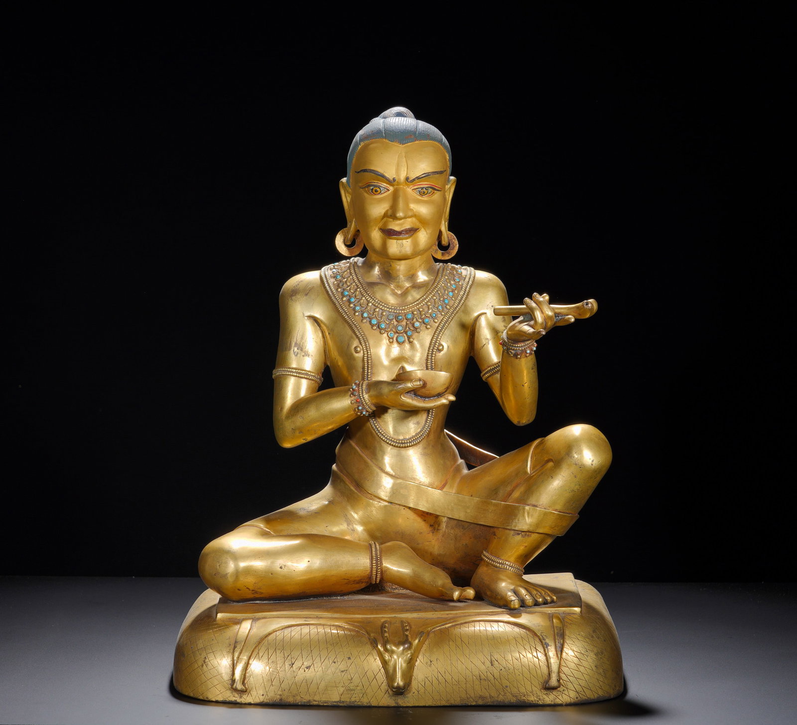 SEATED STATUES OF THE EIGHTY-FOUR GREAT MASTERS OF THE MING DYNASTY IN GILDED BRONZE: Height: 46cm(18.11in), Width: 33cm(12.99in), Weight: 10540g (23.237lb)Gilt Bronze Mahasiddha (One of the Eighty-Four Mahasiddhas)This gilt bronze sculpture portrays one of the Eighty-Four Mahasiddhas,