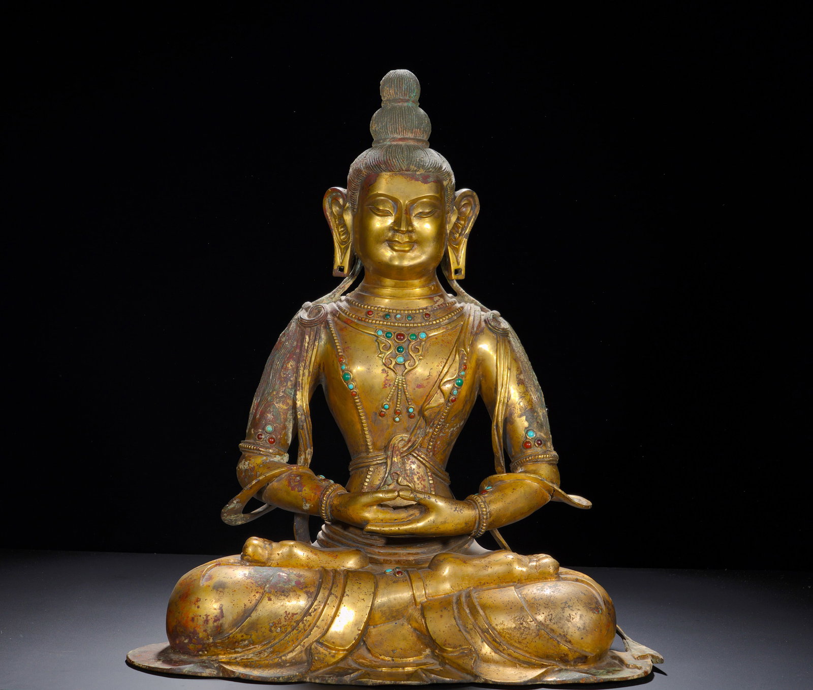 A GILDED BRONZE STATUE OF THE BUDDHA OF INFINITE LIGHT FROM THE TANG DYNASTY (1 of 10)