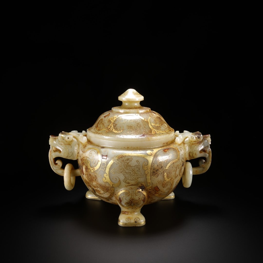 HAN HETIAN JADE INLAID WITH GOLD AND GOLD, WITH TWO ANIMAL EARS AND THREE FEET COVERING A STOVE: Long: 20cm(7.87in), Width: 13.5cm(5.31in), Height: 14.3cm(5.63in), Weight: 1096g (2.416lb)Ancient jade tripod censer with gold inlaid auspicious beast patterns, double dragon heads and movable rings. 