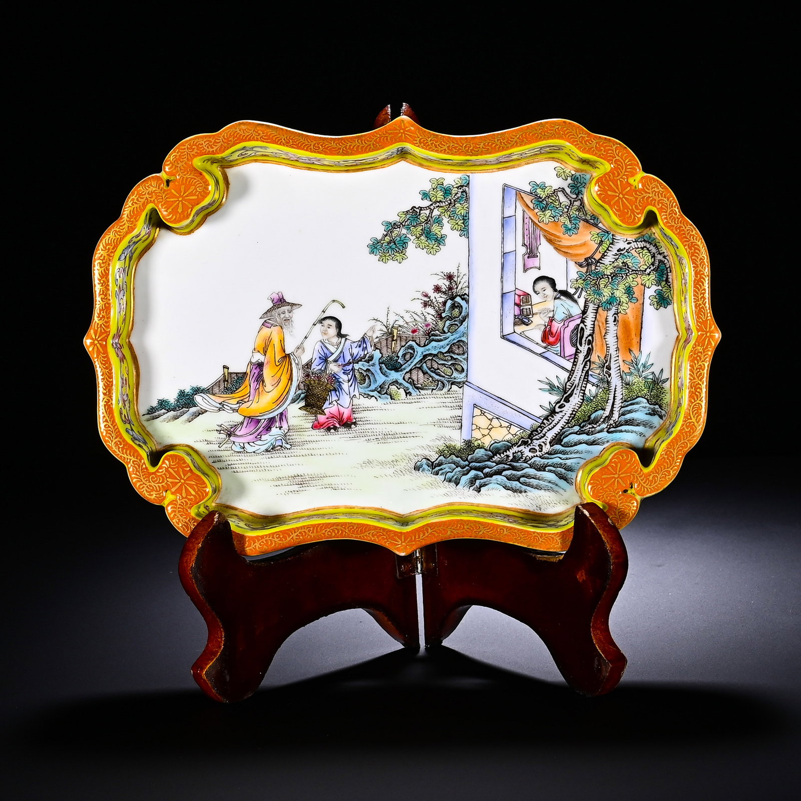 QING PASTEL FIGURE STORY PATTERN BEGONIA-SHAPED WASHBASIN: Height: 21cm(8.27in), Width: 3cm(1.18in)Fashioned in begonia?lobed form with elegant undulating contour. Gilt?trimmed rim, exterior on bright?yellow ground fully decorated with famille?rose scrolling