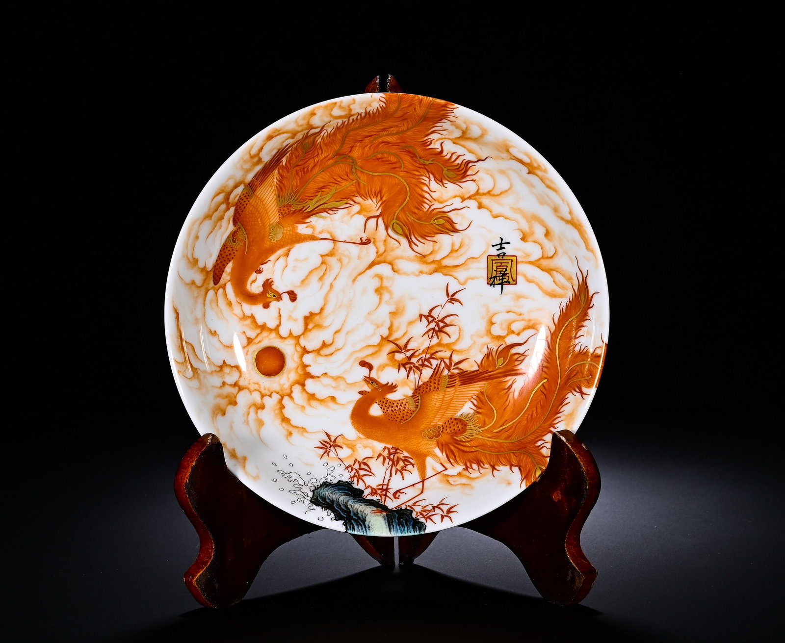 QING YONGZHENG ALUM RED GILDED DOUBLE PHOENIX AND AUSPICIOUS CLOUD PATTERN PLATE: Diameter: 16cm(6.30in)Shallow dish with flared rim and recessed foot, base bears blue enamel four?character square seal mark ??Yong Zheng Yu Zhi??. The interior is predominantly painted in iron?red wi