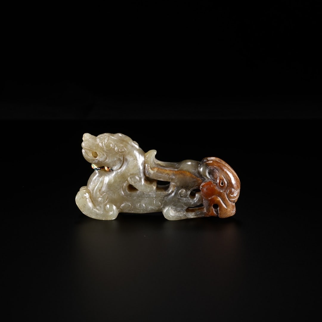 HAN HETIAN JADE PIERCED AND INTERWOVEN DOUBLE CHI PENDANTS: Length: 6.8cm(2.68in), Width: 1.2cm(0.47in), Height: 3.3cm(1.30in), Weight: 43g(0.095lb)Carved from grey?white Hetian nephrite, one chi?dragon head is naturally covered with deep russet?red burial pat