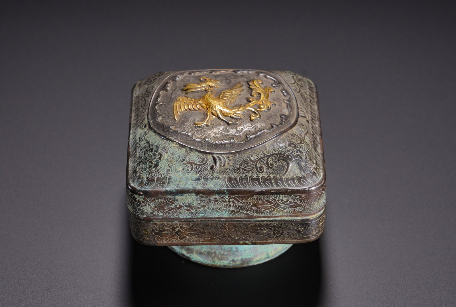 TANG DYNASTY SILVER GILDED PHOENIX-PATTERNED LID BOX: Height: 5cm(1.97in), Width: 6.5cm(2.56in), Weight: 70g (0.154lb)As king of birds, the phoenix symbolises auspiciousness, peace and affluence. Such gilt-silver boxes were used among high nobility to st