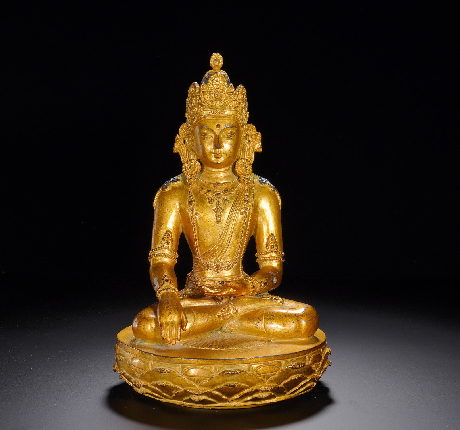 A SEATED STATUE OF AMITABHA BUDDHA WITH A GILDED BRONZE CROWN FROM THE MING DYNASTY: Height: 26cm(10.24in), Width: 17.5cm(6.89in), Weight: 3810g (8.399lb)Gilt Bronze Crowned Amitabha Buddha StatueThis gilt bronze crowned Amitabha follows Himalayan artistic tradition, seated in full lo