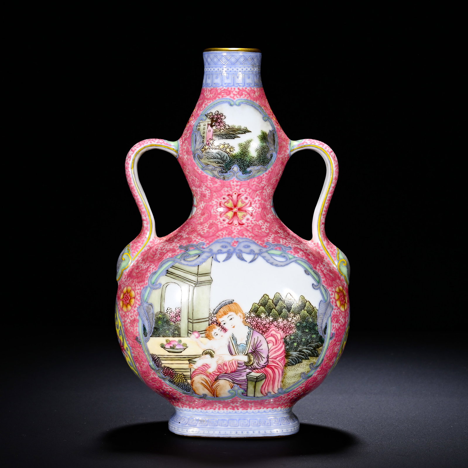 A FLAT BOTTLE OF A WESTERN FIGURE WITH A SASH, EAR AND GOURD, MADE OF POWDERY GROUND AND POLYCHROME,: Height: 20cm(7.87in), Width: 10cm(3.94in)Qing Qianlong powder rolling road pasteled open western character ribbon ear calabash flat bottle, carmine red rolling road brocade, open painting western gard