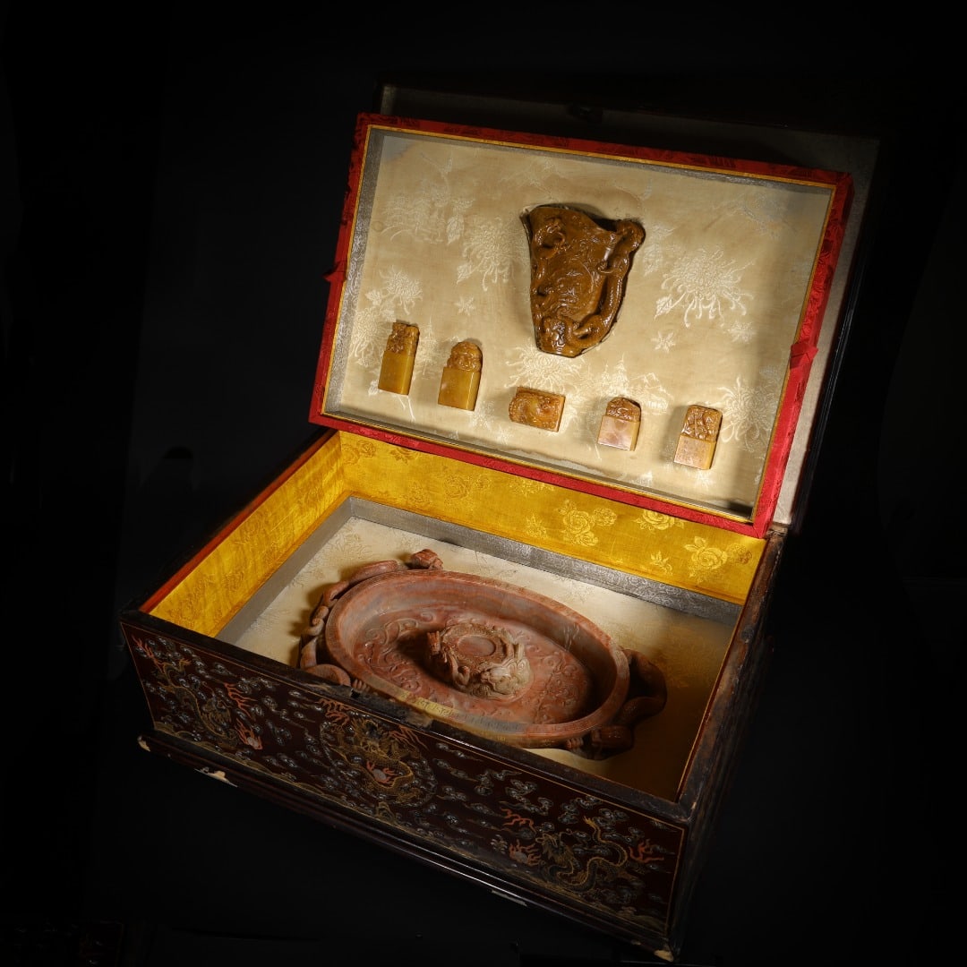 A SET OF QING DYNASTY SHOUSHAN STONE ARTIFACTS: Angle cup: Length: 13.5cm(5.31in), Width: 7cm(2.76in), Height: 14.2cm(5.59in), Weight: 951g(2.097lb);one of the seals: Length: 3.1cm(1.22in), Width: 3.1cm(1.22in), Height: 7.3cm(2.87in);five seal tota