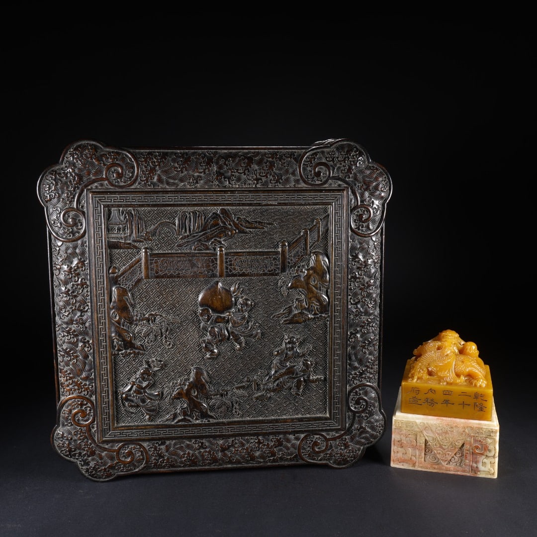QING DYNASTY SHOUSHAN STONE DRAGON AND PHOENIX BUTTON SEAL: Length: 6.6cm(2.60in), Width: 6.6cm(2.60in), Height: 5.7cm(2.24in), Weight: 414g(0.913lb);with supporting Height: 9.7cm(3.82in), with supporting Weight: 1048g(2.310lb)Carved from warm honey?yellow Sho