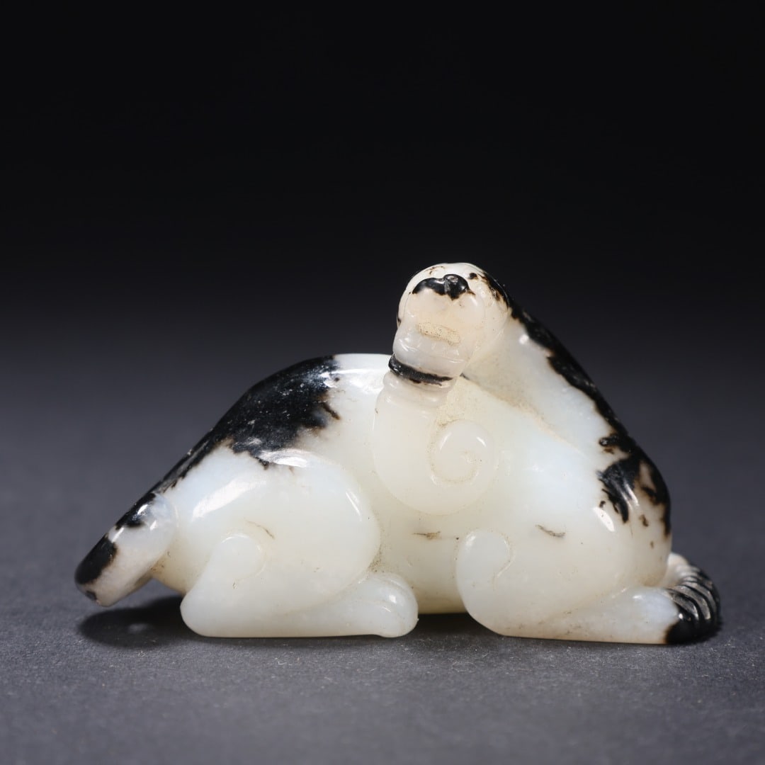 HAN DYNASTY WHITE JADE BLACK PATINA ROUND CARVING WITH A LOOKING BACK AUSPICIOUS BEAST HANDLE: Length: 6.3cm(2.48in), Width: 2.2cm(0.87in), Height: 3.6cm(1.42in), Weight: 55g(0.121lb)Fully carved mythical beast of Hetian white jade. Deep black ancient suffusions penetrate the stone, creating st