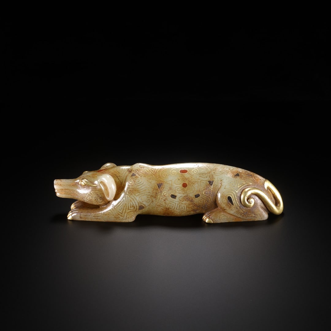 HAN DYNASTY JADE INLAID GOLD RECLINING DOG FIGURINE: Length: 17cm(6.69in), Width: 3.8cm(1.50in), Height: 3.9cm(1.54in), Weight: 389g(0.858lb)This jade carving depicts a recumbent dog of the Han dynasty, fully sculpted from a single piece of jade. It lie
