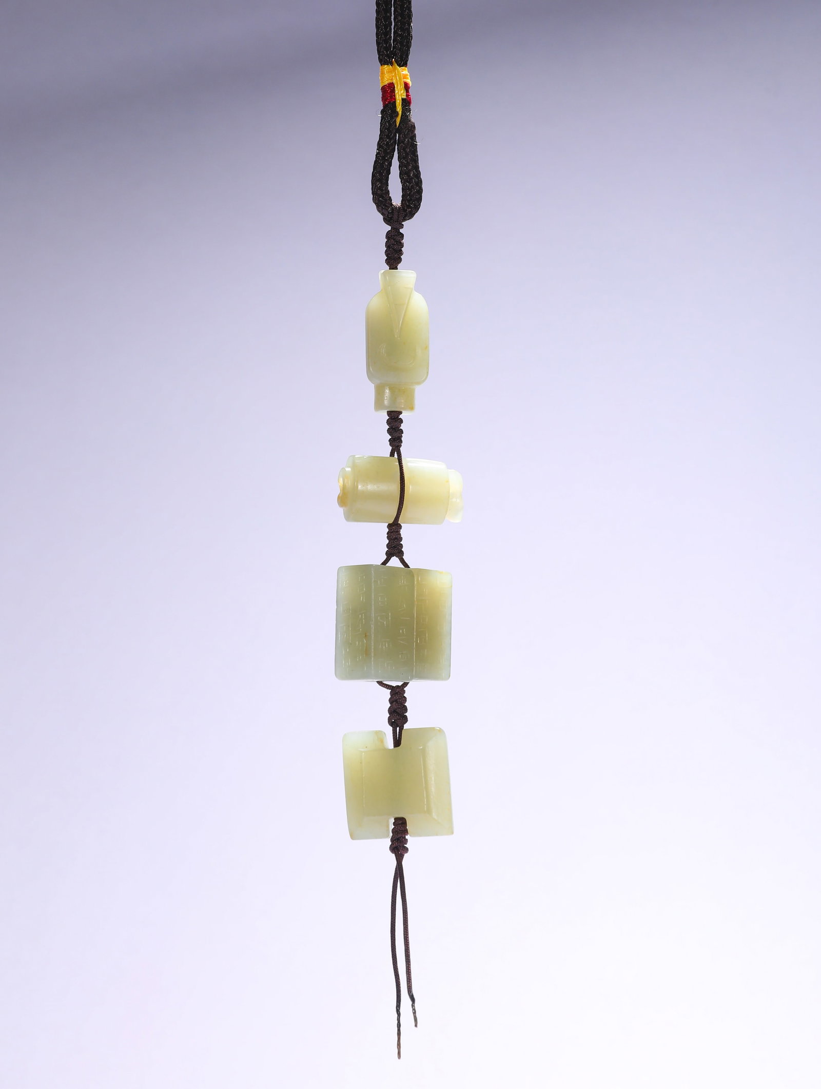 A SET OF HAN DYNASTY HETIAN JADE: H: 10.5cm(4.13in) Weight: 270g(0.60lb)