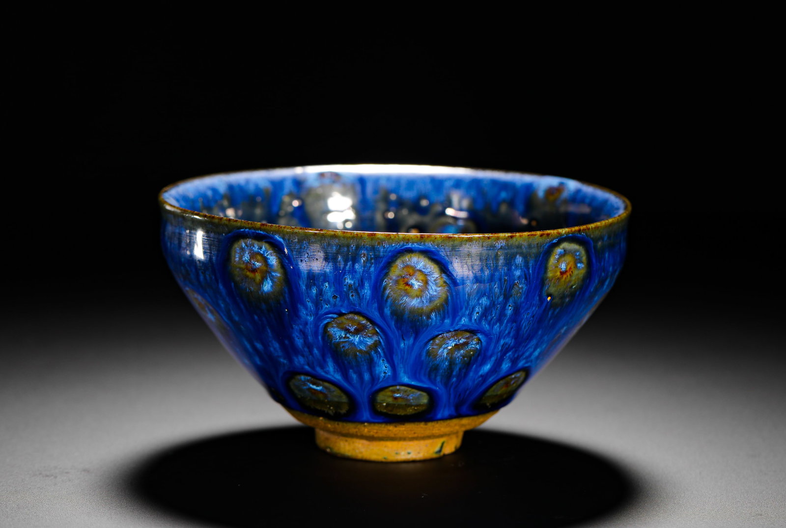 SONG DYNASTY BLUE GLAZED PEACOCK-FEATHERED SKY-EYED JIANZHAN: Height: 7cm(2.76in) D: 13cm(5.12in) Weight: 350g(0.77lb)Song Dynasty peacock-feather blue Tianmu Jian tea bowl, fired at Shuiji Kiln Jianyang. Classic lipped conical shape, high-iron clay base with an