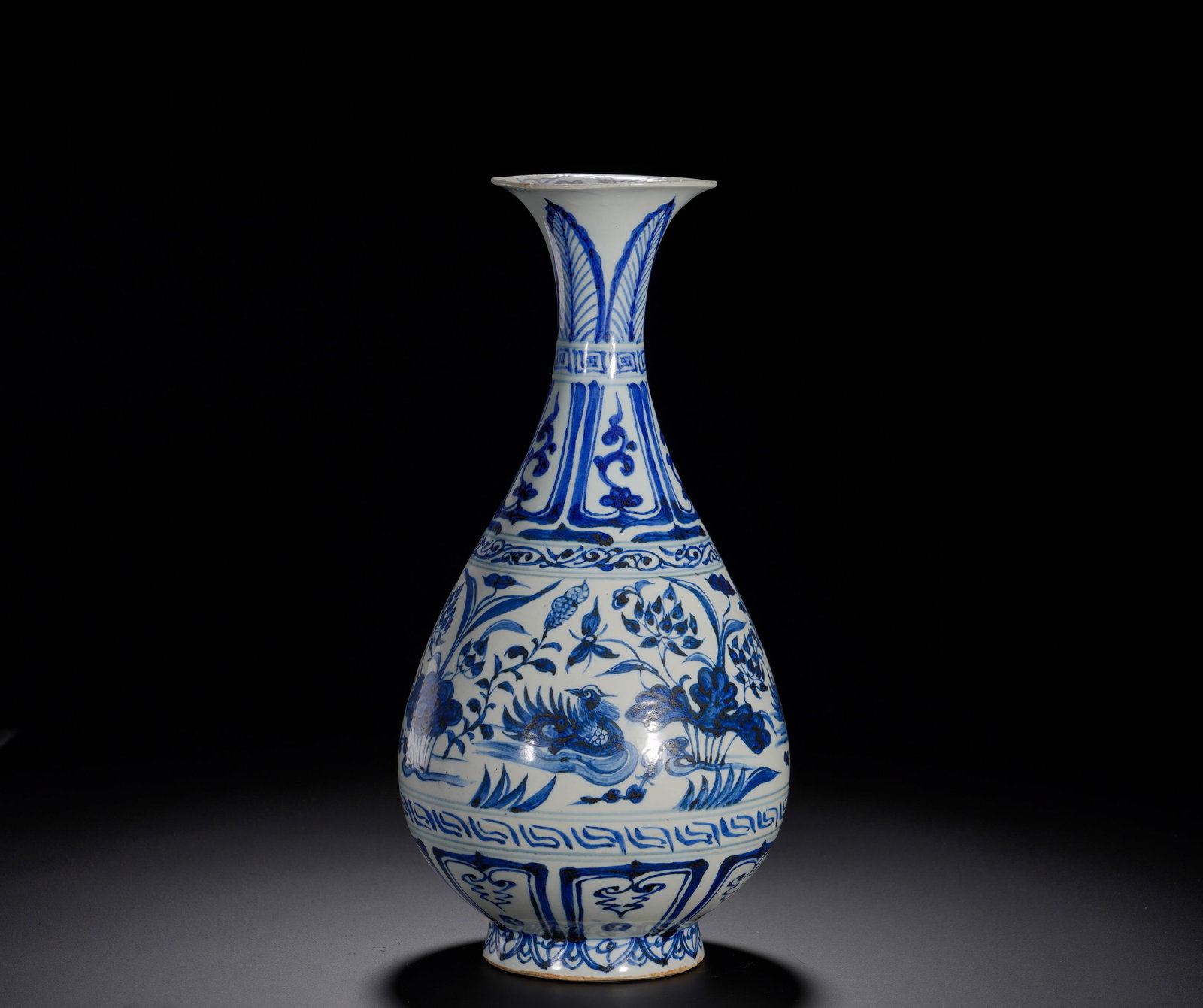 YUAN DYNASTY BLUE AND WHITE FLOWER VASE APPRECIATION: Height: 30cmWidth: 16cmWeight: 1080g