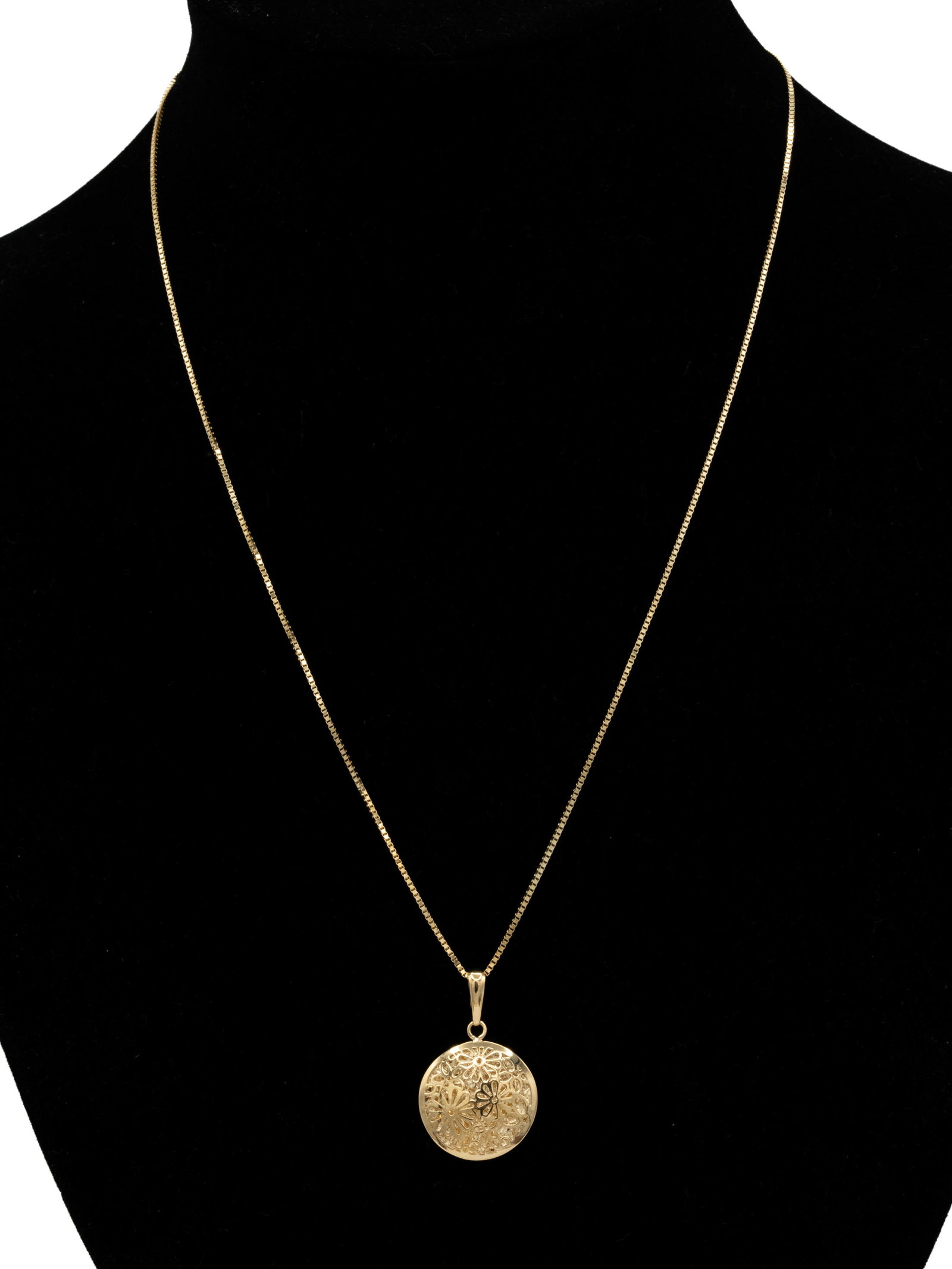 14K Italy Floral Disc Pendant Necklace: 14 karat yellow gold necklace marked Italy / 14K, weighing 3.92 grams. Sixteen-inch box chain with lobster clasp; circular openwork floral disc pendant approximately 17 mm with about a 3 mm bail. Stam