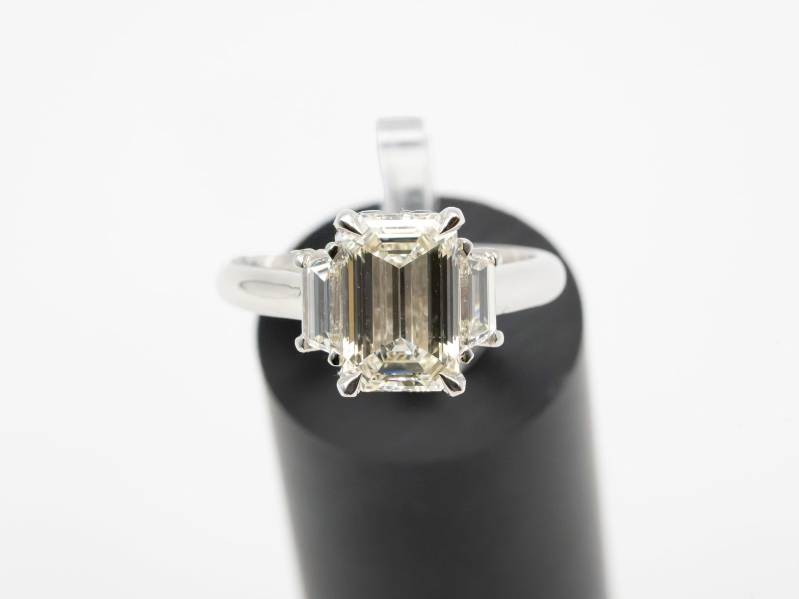 Platinum Emerald-Cut Diamond Ring 2.51ct (1 of 5)