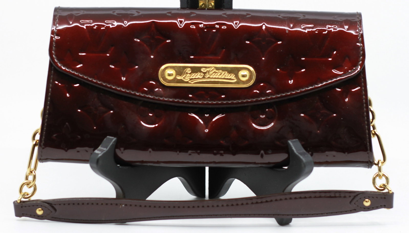 Louis Vuitton Amarante Monogram Vernis Sarah Wallet on Chain / Clutch: Elegant Louis Vuitton Sarah Wallet crafted in the iconic Monogram Vernis embossed patent leather in the rich Amarante (deep burgundy) colorway. This versatile design functions as both a sophisticated 