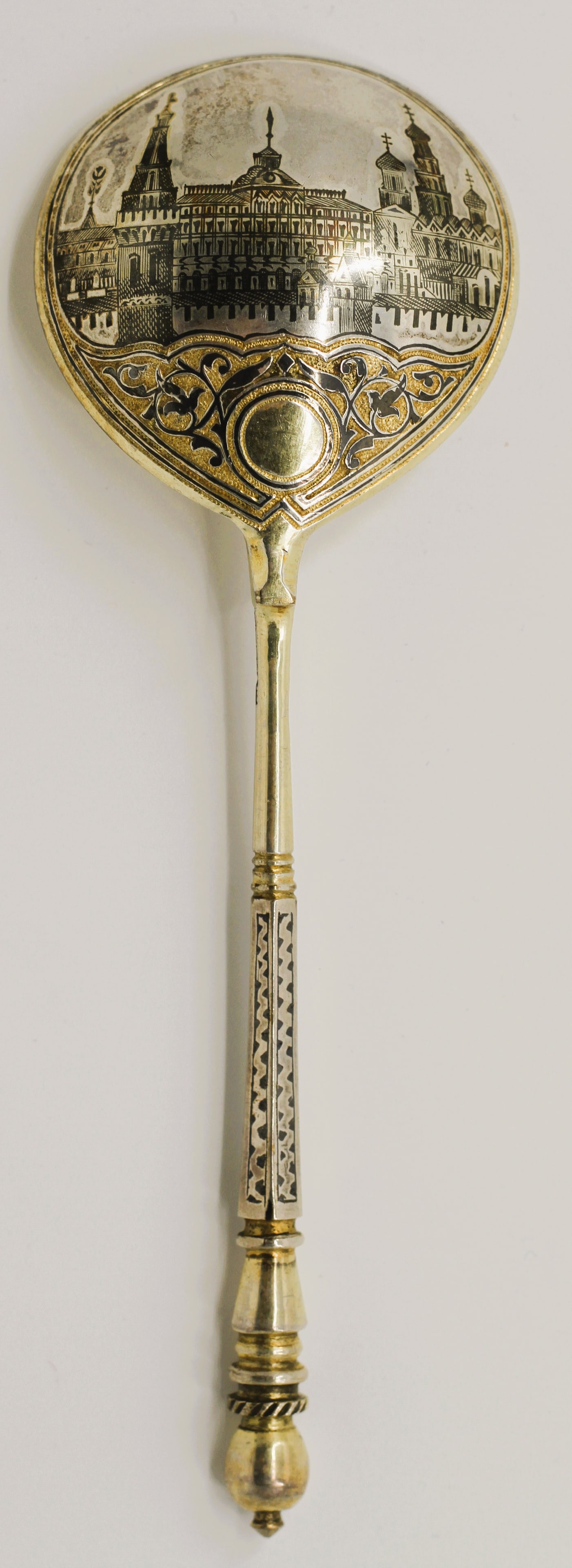Russian Silver Gilt, Niello Spoon: The Back of the Bowl: Features an intricate, hand-engraved architectural illustration of the Moscow Kremlin. The black lines are achieved using niello, a historical metallic alloy fused into engraved 