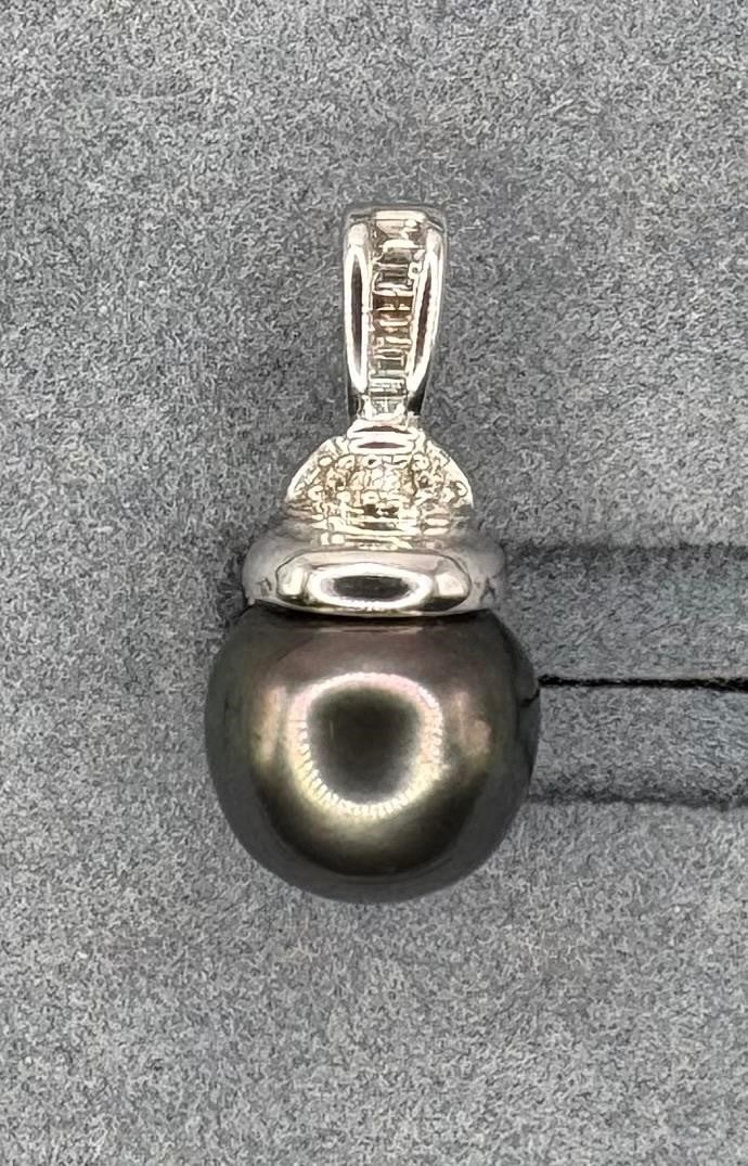 14k White Gold Black Pearl and Diamond Pendant: 3 g, 14K white gold, Baguette and round diamond accents, 6/8" length