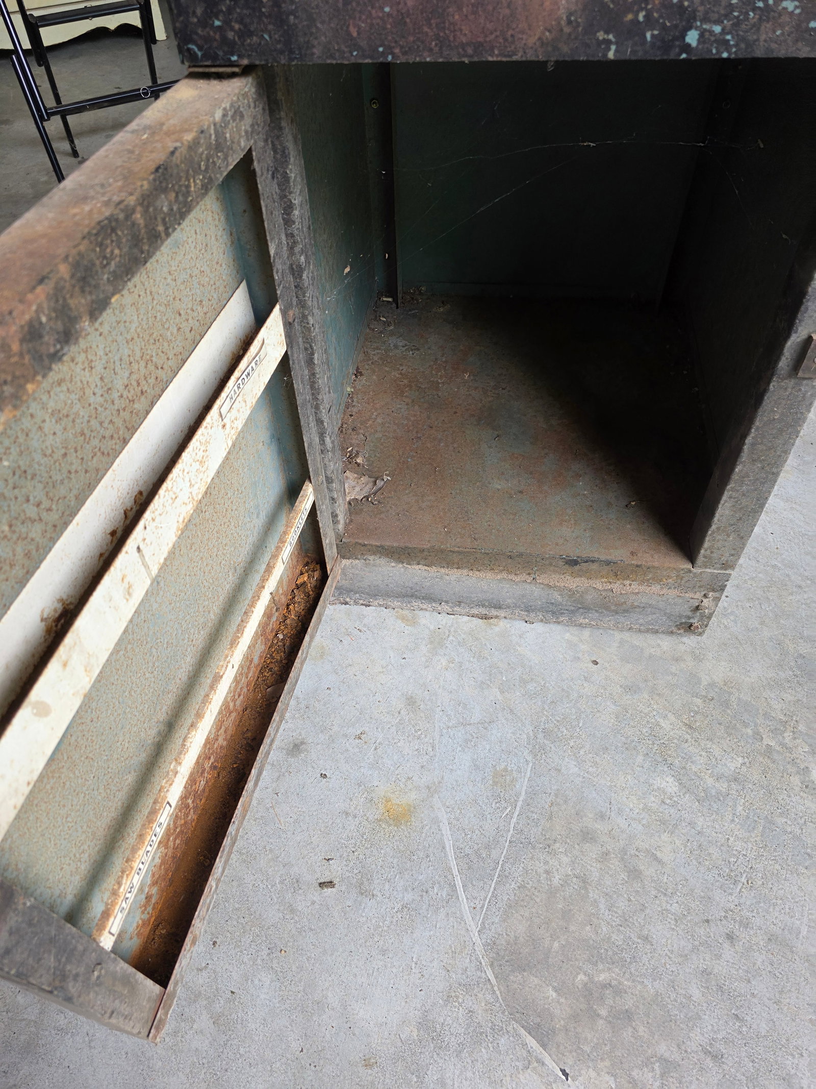 Outdoor metal tool box - 2