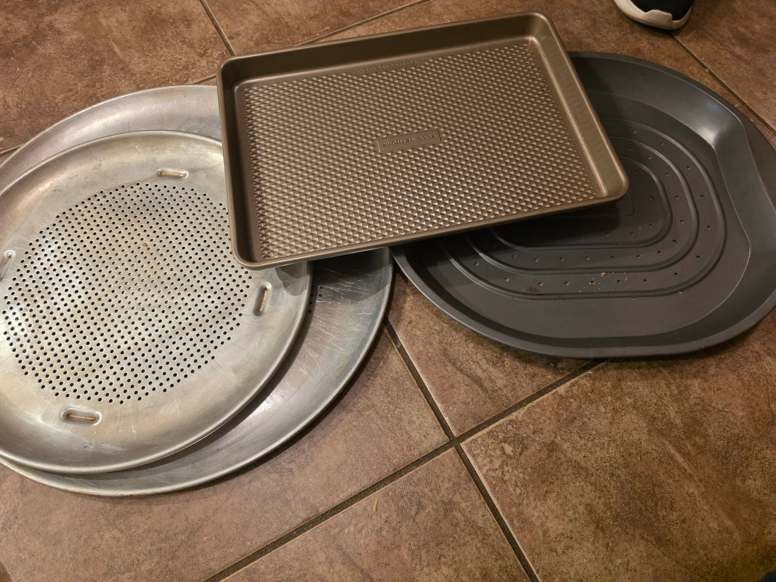 Assorted Bakeware & Pizza Pan Set: Handy assortment of baking pans perfect for everyday cooking and baking. Includes a commercial-style perforated pizza pan, a nonstick baking sheet, and a nonstick round baking/pizza pan.Ideal for home