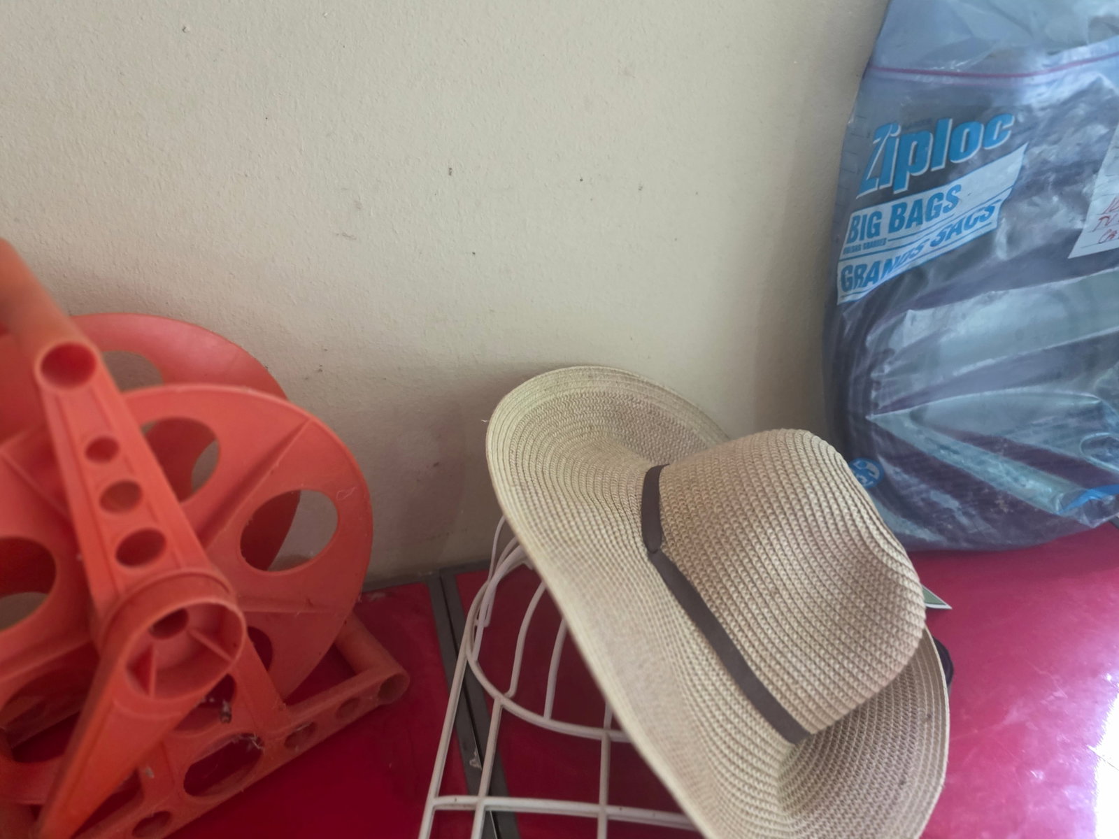 Garden Accessories Lot – Straw Hat, Hose Reel & Plant Stand: Mixed garden and outdoor accessories lot featuring a decorative straw sun hat, portable hose reel, and metal plant stand/rack. Great assortment for gardeners, patio enthusiasts, or anyone looking for