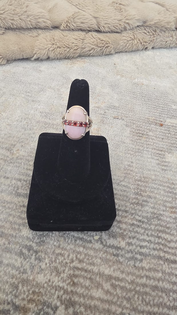 Elegant Silver Jewelry with Decorative Detail: NOTE: Additional lots may be added until the final day of the auction. Please check back regularly for updates and newly added items. This distinctive jewelry piece features an elegant design with dec