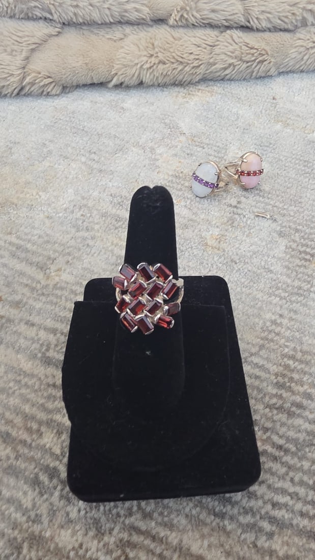 Timeless Decorative Silver Jewelry: NOTE: Additional lots may be added until the final day of the auction. Please check back regularly for updates and newly added items. This distinctive jewelry piece features an elegant design with dec
