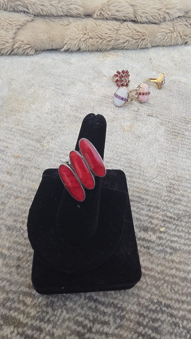 Classic Decorative Silver Jewelry Piece: NOTE: Additional lots may be added until the final day of the auction. Please check back regularly for updates and newly added items. This distinctive jewelry piece features an elegant design with dec