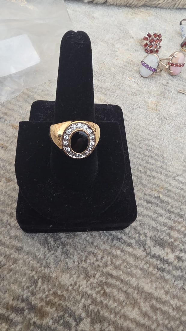 Unique Silver Jewelry with Detailed Design: NOTE: Additional lots may be added until the final day of the auction. Please check back regularly for updates and newly added items. This distinctive jewelry piece features an elegant design with dec