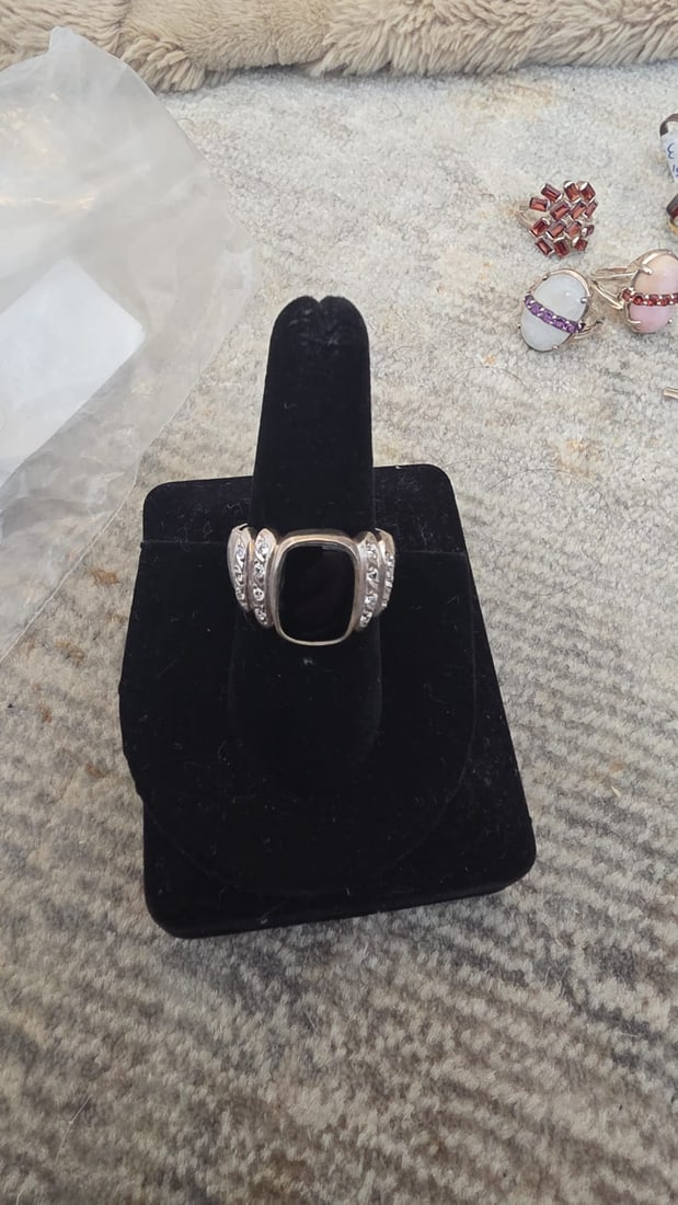 Distinctive Silver Jewelry Collector Piece: NOTE: Additional lots may be added until the final day of the auction. Please check back regularly for updates and newly added items. This distinctive jewelry piece features an elegant design with dec