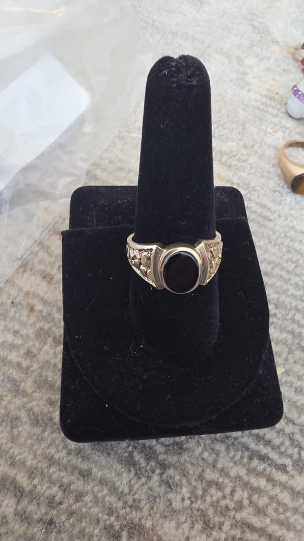 Timeless Silver Jewelry with Fine Detailing: NOTE: Additional lots may be added until the final day of the auction. Please check back regularly for updates and newly added items. This distinctive jewelry piece features an elegant design with dec