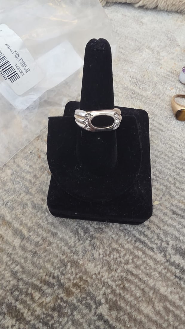 Unique Decorative Silver Jewelry: NOTE: Additional lots may be added until the final day of the auction. Please check back regularly for updates and newly added items. This distinctive jewelry piece features an elegant design with dec