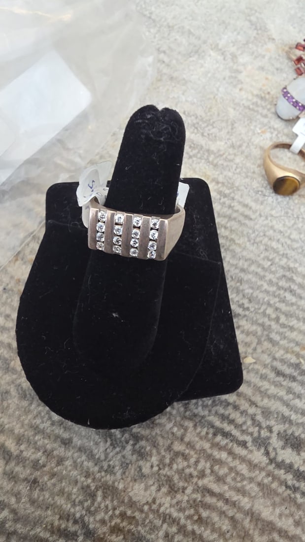 Classic Silver Jewelry with Decorative Detail: NOTE: Additional lots may be added until the final day of the auction. Please check back regularly for updates and newly added items. This distinctive jewelry piece features an elegant design with dec