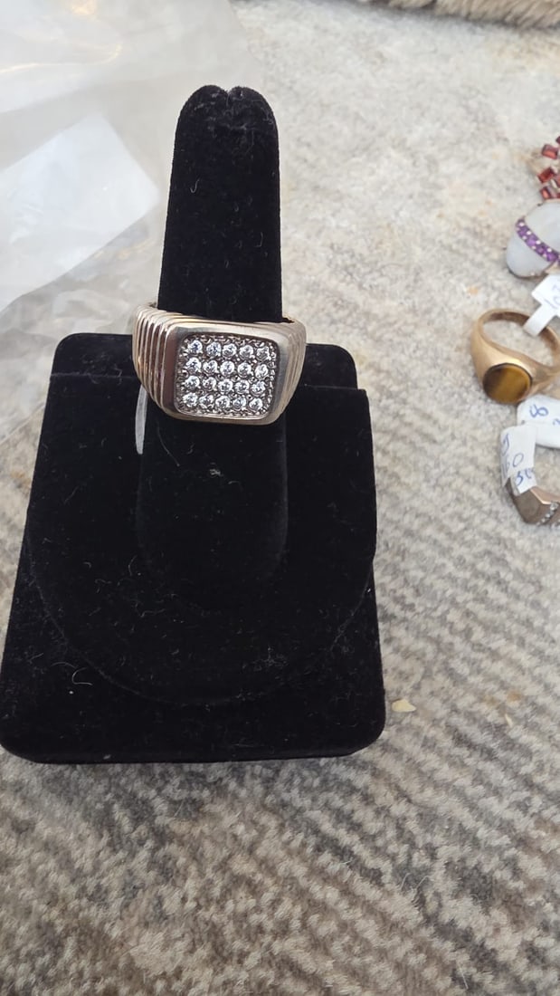 Unique Silver Jewelry with Detailed Design: NOTE: Additional lots may be added until the final day of the auction. Please check back regularly for updates and newly added items. This distinctive jewelry piece features an elegant design with dec