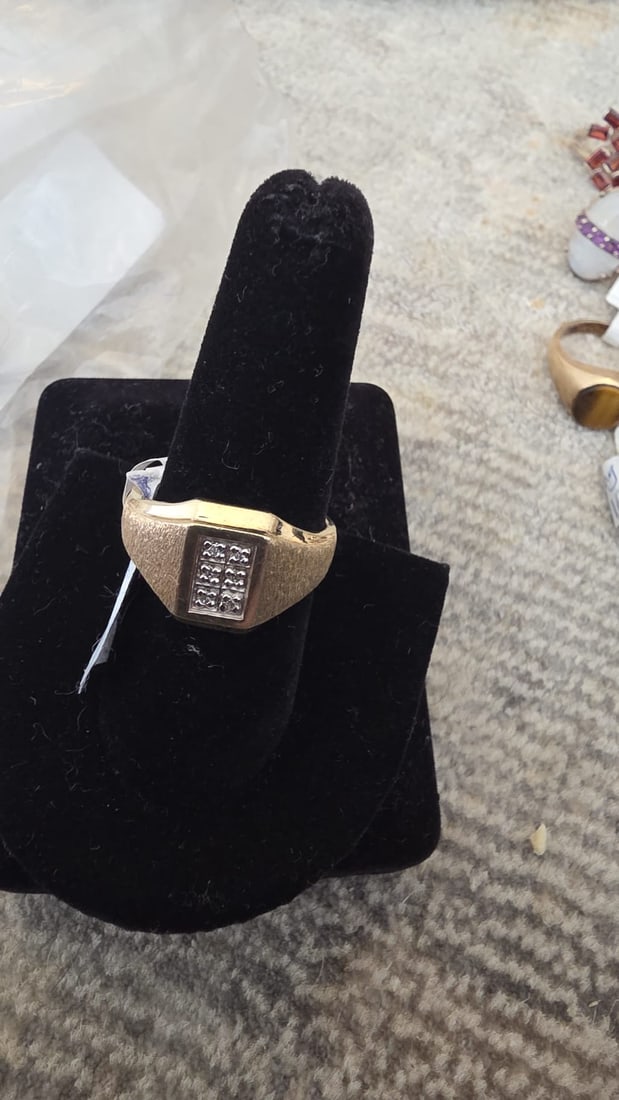 Refined Silver Jewelry with Elegant Detailing: NOTE: Additional lots may be added until the final day of the auction. Please check back regularly for updates and newly added items. This distinctive jewelry piece features an elegant design with dec