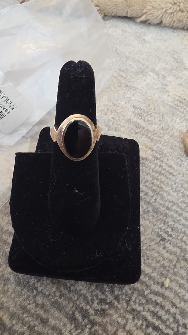 Timeless Silver Jewelry with Fine Detailing: NOTE: Additional lots may be added until the final day of the auction. Please check back regularly for updates and newly added items. This distinctive jewelry piece features an elegant design with dec