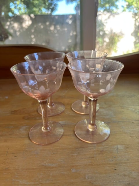 VintagePink Depression Champagne Glass with etched floral pattern, Set of 4: You are considering charming vintage champagne Depression glass in pink. It is 4 1/2” tall and 3 1/4” in diameter. Lovely for use of display.No Chips or cracks. Set of 4