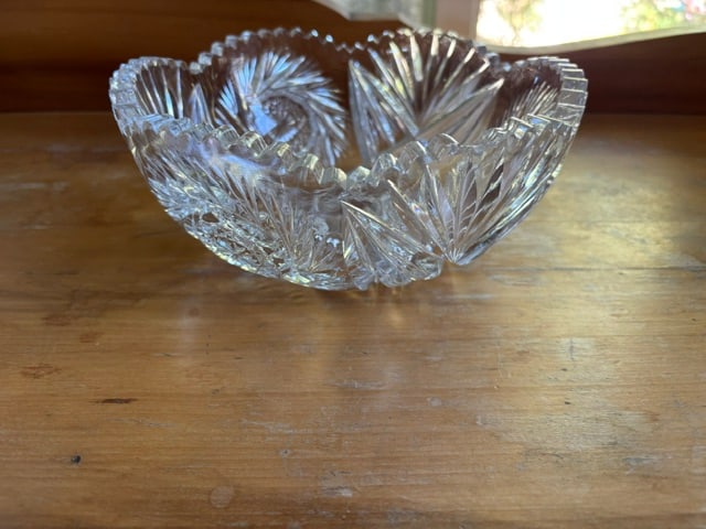 Vintage Antique American Brilliant Period ABP Cut Crystal Glass Sawtooth Bowl 8”: This stunning vintage American Brilliant Period (ABP) cut crystal glass sawtooth bowl is a rare find! The bowl is 8 inches in diameter and features a beautiful swirl theme with etched details. The cle