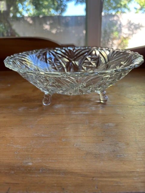 1940s Vintage AHC26 Anchor Hocking Arches & Fan 3 footed 9.25" Clear Glass Bowl: 1940s Vintage AHC26 Anchor Hocking Arches & Fan 3 footed 9.25" Clear Glass Bowl EUC.Very good condition, no chips or cracksVintage 1940sClear Glass Bowl