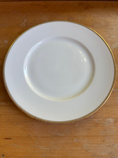 ROYAL DOULTON H2909 Gold Gilt Rim Bone White 9" Dinner Plate: A Royal Doulton fine English China dinner plate in antique H2909 patter. Bone white (off-white) with gilt garland rim. In good condition, no chips, cracks, or repairs. Measures 9". All with hallmarks 