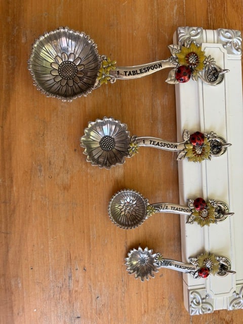 Ganz measuring spoons features a La Cucina sunflower and ladybug design w/rack (1 of 3)