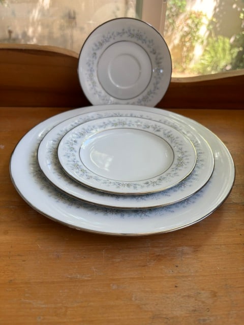 Noritake Marywood (pattern 2181), a vintage fine china collection, plate set (1 of 7)