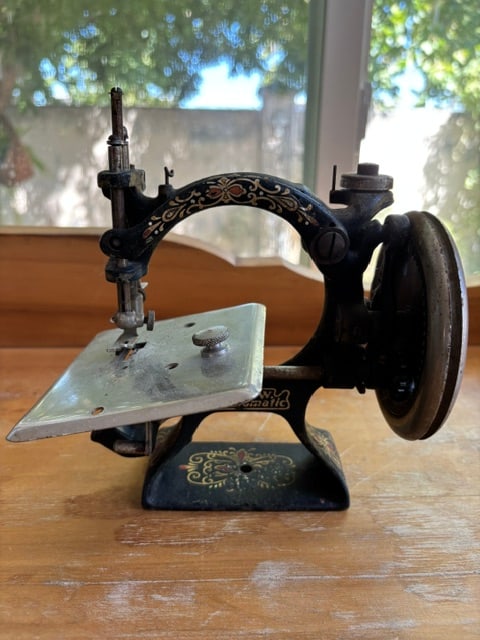 F & W AUTOMATIC SEWING MACHINE (Foley & Williams) (1 of 7)