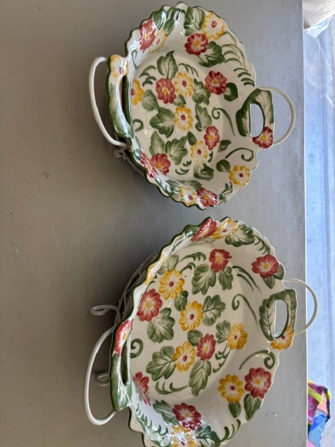 TEMPTATIONS BY TARA PRETTY RAISED FLORAL BAKING DISH WITH WIRE AND RATTAN HOLDER (1 of 4)