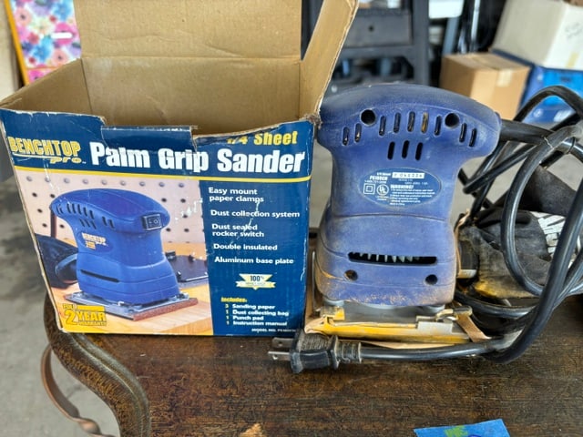 BenchTop Pro Palm Grip Sander PS180CN: This is a BenchTop Pro brand 1/4 sheet Palm Grip Sander, model PS180CN.The packaging indicates it features a dust collection system and a dust-sealed rocker switch.It includes a punch pad for